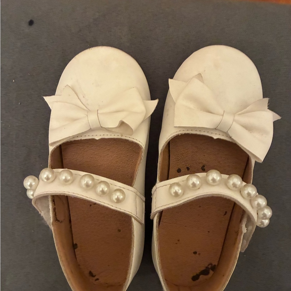 Elegant White Kids Shoes with Bow and Pearl Accents